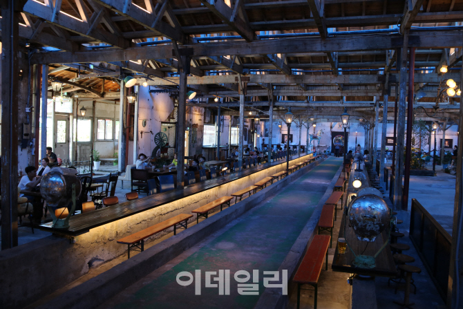 조양방직 공장을 고친 카페 ‘신문리 미술관’