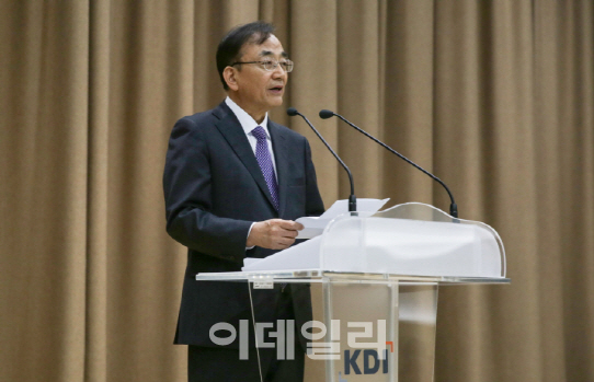 최정표 한국개발연구원(KDI) 원장이 작년 4월2일 취임식에서 “변화와 개혁이라는 시대정신을 선도할 수 있는 국책연구기관이 돼야 한다”며 “소신 있는 연구도 중요하다”고 말했다.[사진=KDI]