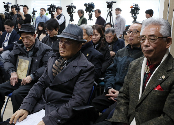 25일 오후 서울 서초구 민주사회를위한변호사모임 사무실에서 열린 일제 강제동원 피해자 손해배상청구 소송 설명회에서 피해자와 유족들이 소송 대리인단의 설명을 듣고 있다. (사진=연합뉴스)