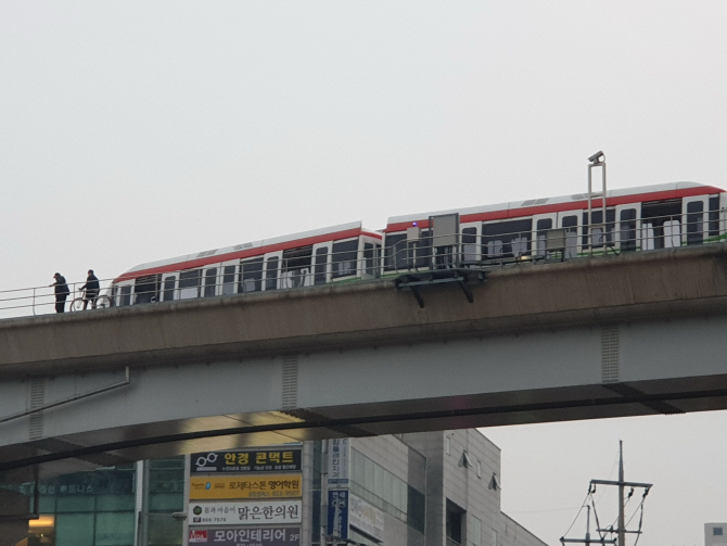 19일 오전 경기도 의정부시 발곡역 인근 선로에 의정부경전철이 신호 이상으로 멈춰 서 있다. 경전철 운행은 중단 약 40분 만인 이날 오전 8시께 정상 재개됐다. 연합뉴스 제공