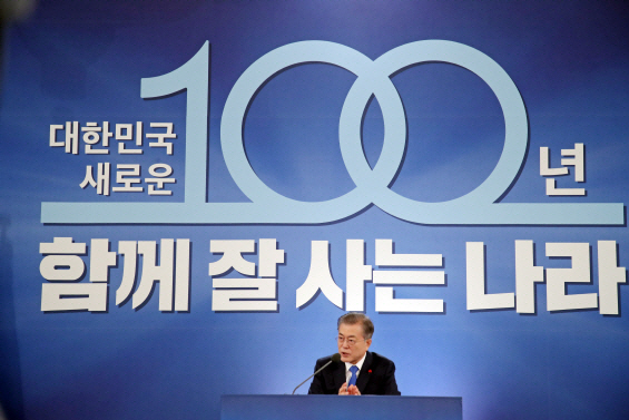 문재인 대통령은 지난 10일 청와대에서 열린 신년 기자회견에서 “가장 힘들었고 아쉬웠던 점은 역시 고용지표 부진”이라며 “앞으로 이 부분을 어떻게 풀어 나갈지가 새해 우리 정부의 가장 큰 과제”라고 말했다.[연합뉴스 제공]