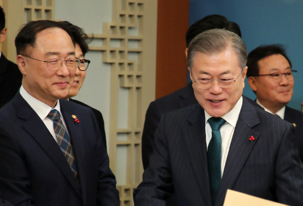 문재인 대통령과 홍남기 경제부총리 겸 기획재정부 장관.[연합뉴스 제공]