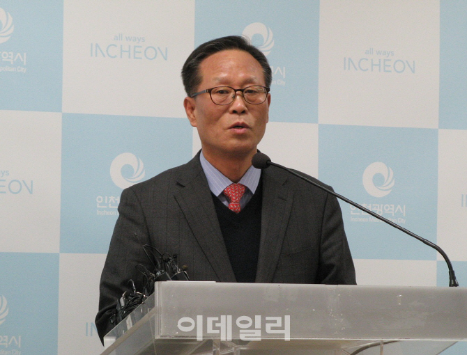 박준하 인천시 행정부시장이 29일 시청 브리핑룸에서 평화도로 사업 등에 대한 기자회견을 하고 있다. (사진 = 이종일 기자)