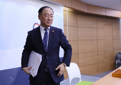 홍남기 경제부총리 겸 기획재정부 장관이 29일 정부세종청사에서 브리핑을 통해 “국가균형발전을 이뤄야 한다”며 예타면제 결과를 발표했다.[연합뉴스 제공]