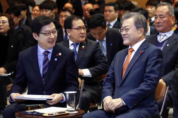 문재인 대통령이 지난달 13일 경남도청에서 열린 중소기업 스마트 제조혁신 전략 보고회에서 김경수 경남도지사와 얘기를 나눴다. 문 대통령은 이날 경남도가 추진하고 있는 남부내륙철도를 예타 면제로 추진하겠다고 밝힌 바 있다. 이 사업은 29일 예타 면제 대상에 포함됐다.[연합뉴스 제공]