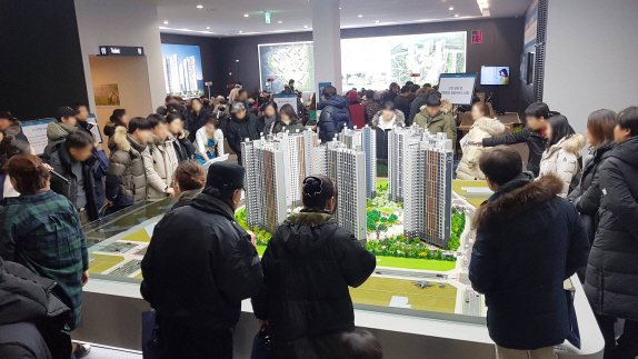 가격 경쟁력을 따지는 실속파 내 집 마련 수요자를 중심으로 ‘전유면적’이 넓은 아파트를 분양받으려는 움직임이 일고 있다. 경기도 남양주시 다산동 일대에서 최근 분양한 ‘다산신도시 자연&자이’ 모델하우스를 찾은 예비 청약자들이 단지 모형도를 살펴보고 있다.(GS건설 제공)