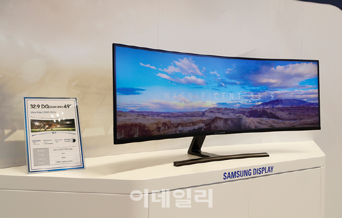 49형 커브드 모니터 (사진=삼성디스플레이)