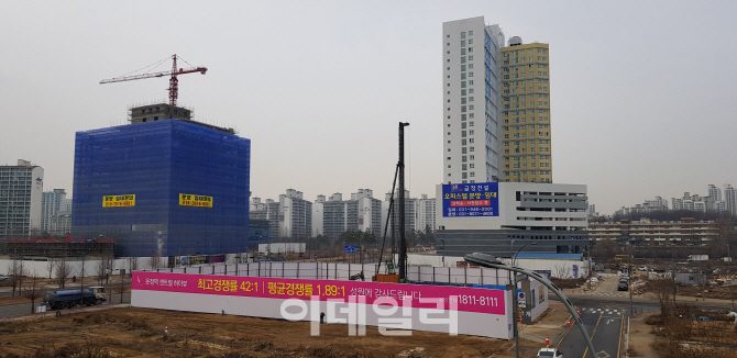 파주시 와동동 상업지구에 건축중인 오피스 및 오피스텔 모습. [사진=성주원 기자]