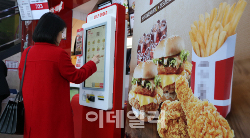 최저임금 인상으로 인건비를 줄일려는 상점들이 늘고 있는 가운데 서울의 한 패스트푸드 매장에서 손님들이 자동결제기기(키오스크)를 이용해 주문을 하고 있다.(사진=이데일리DB)