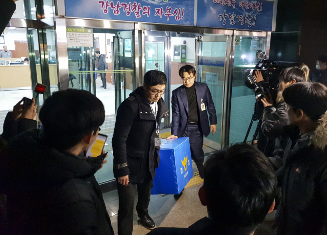 마약 투여, 성범죄 의혹을 받는 서울 강남 클럽 ‘버닝썬’과 ‘유착 의혹’을 받는 서울 강남경찰서 역삼지구대의 압수수색을 마친 경찰이 관련 물품을 들고 나서고 있다.(사진=연합뉴스)