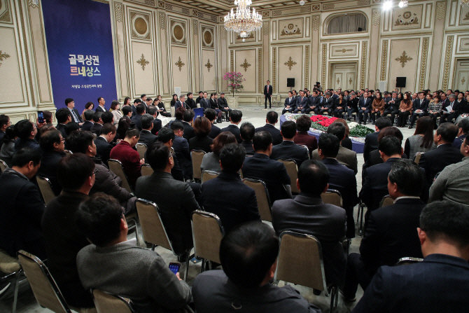 문재인 대통령이 14일 오전 청와대 영빈관에서 열린 자영업·소상공인과 대화에서 최저임금 인상 관련 발언을 하고 있다. (사진=연합뉴스)