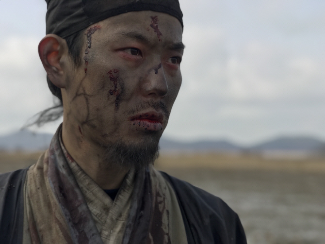 때 칠과 피 칠을 마치면 어느 정도 분장이 완료된 상태다.(사진=본인 제공)