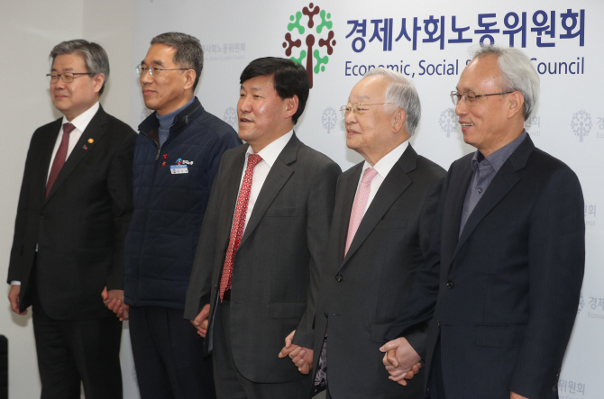 경제사회노동위원회가 탄력근로제 단위 기간을 현행 최대 3개월에서 최대 6개월로 연장하는 방안에 합의한 19일 서울 경사노위에서 이철수 노동시간제도개선위원회 위원장을 비롯한 참석자들이 합의내용을 발표하고 기념 사진을 촬영하고 있다. (사진=연합뉴스)