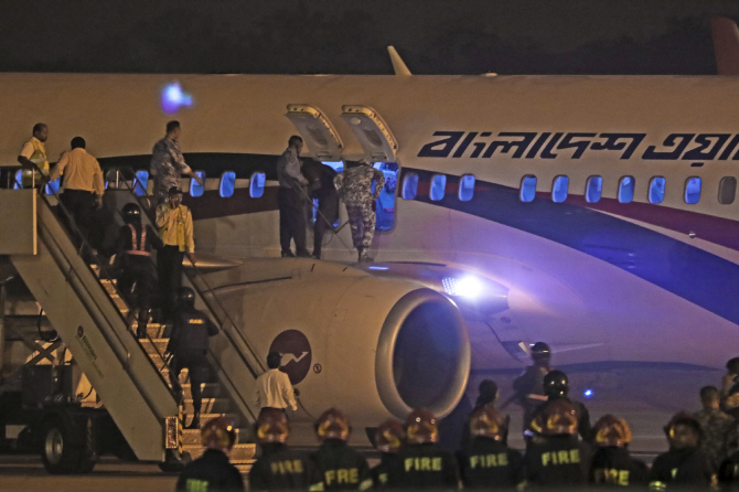 △방글라데시 치타공에 있는 샤아마나트 국제공항에 비상착륙한 비만방글라데시항공기. [사진=AFP제공]