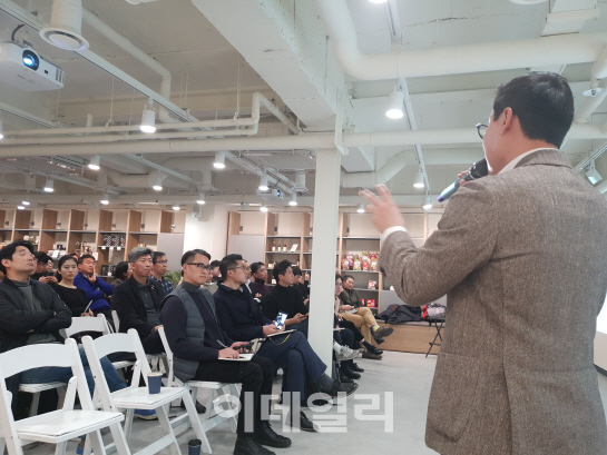 김기웅 위쿡 대표가 21일 사직2호점에서 열린 사업설명회에서 공유주방에 대해 설명하고 있다. (사진=이윤화 기자)