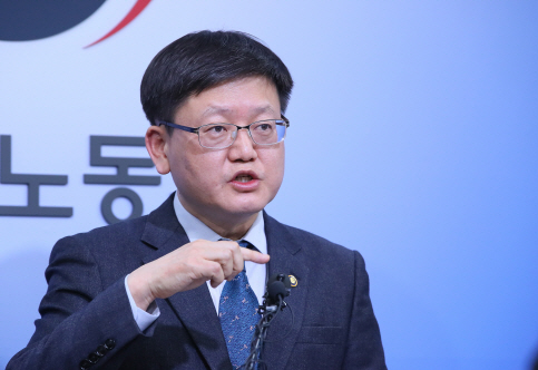 임서정 고용노동부 차관이 27일 세종시 정부세종청사 고용노동부에서 최저임금 결정체계 개편 확정안을 발표하고 있다. (사진=연합뉴스)