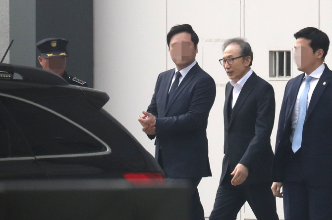 뇌물·횡령 등 혐의로 1심에서 징역 15년을 선고받은 이명박 전 대통령이 6일 항소심에서 보석(보증금 등 조건을 내건 석방)으로 풀려나 서울 동부구치소를 나서고 있다.(사진=연합뉴스)