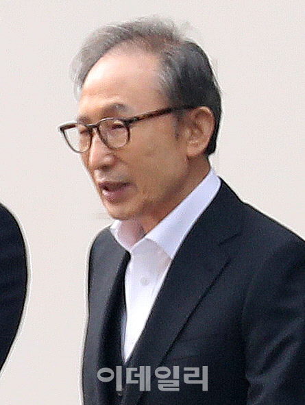 서울 송파구 동부구치소를 나서는 이명박 대통령 (사진=이데일리 방인권 기자)