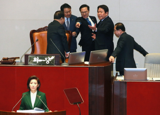 [이데일리 노진환 기자] 홍영표 더불어민주당 원내대표가 12일 서울 여의도 본회의장에서 나경원 자유한국당 원내대표의 교섭단체 대표연설 발언에 대해 강하게 항의하고 있다. 나 원내대표는 이날 대표연설에서 “문재인 대통령은 김정은 국무위원장의 수석대변인‘이라고 발언했다.