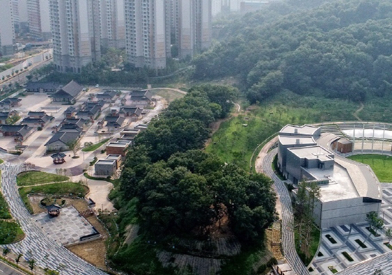 김포아트빌리지 전경. 사진 왼쪽에 한옥마을과 창작스튜디오가 있고 오른쪽에 아트센터와 야외공연장이 있다. (사진 = 김포문화재단 제공)