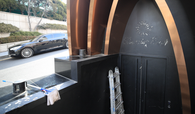 간판이 사라진 클럽 버닝썬 입구 (사진=연합뉴스)