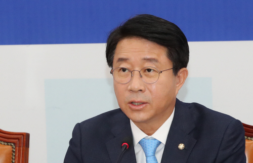 더불어민주당 조정식 정책위의장이 19일 국회에서 열린 원내대책회의에서 발언하고 있다. (사진=연합뉴스)