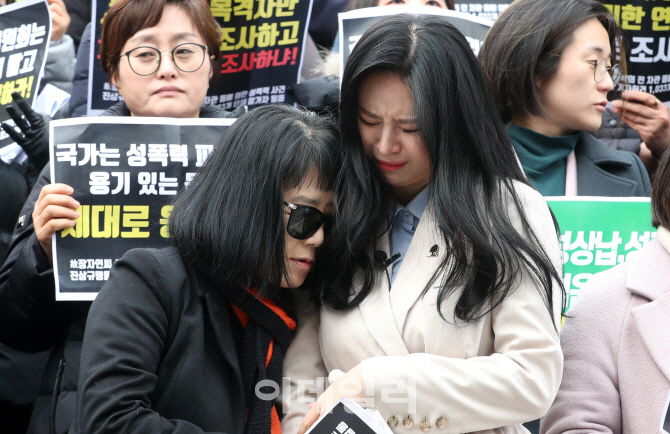 [이데일리 방인권 기자] 고(故) 장자연 사건 증언자 배우 윤지오가 지난 15일 서울 종로구 세종문화회관에서 열린 ‘검찰 과거사위, 김학의 전 법무부 차관 등에 의한 성폭력 사건 및 고 장자연 사건 진상규명 촉구 기자회견’에서 발언을 마친 뒤 눈물을 보이고 있다.