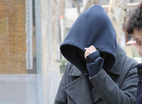 ‘버닝썬 마약공급 의혹’을 받고있는 중국인 ‘애나’가 지난 19일 서울 동대문구 서울지방경찰청 광역수사대 마약수사계 조사실로 향하고 있다. (사진=연합뉴스)