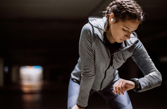 삼성전자 갤럭시 버즈와 갤럭시 워치 액티브 제품을 착용한 라이프스타일 연출 사진. 삼성전자 제공