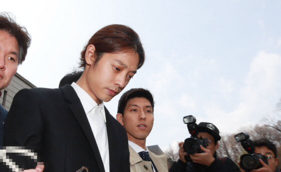 성관계 동영상을 불법적으로 촬영·유통한 혐의를 받는 가수 정준영이 21일 서울중앙지법에서 열린 구속 전 피의자 심문(영장실질심사)을 마치고 법정 밖으로 나서고 있다. 정준영의 구속여부는 이날 저녁께 나올 것으로 보인다. (사진=연합뉴스)