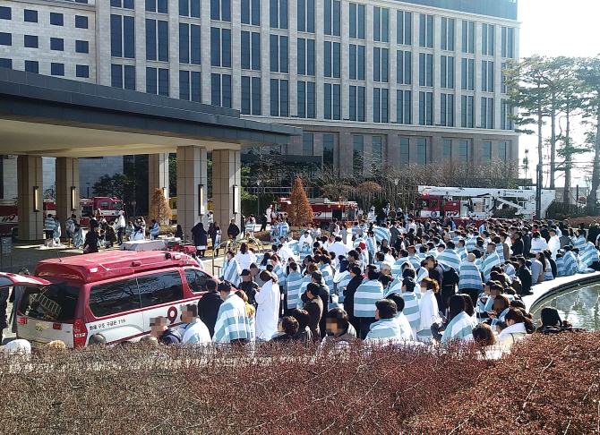 24일 오후 3시16분께 인천 중구 운서동 영종도 파라다이스호텔 3층 여성 건식사우나에서 불이 나 출동한 소방대에 의해 36분만인 3시52분께 진화됐다. 당시 투숙객 등 282명은 호텔 밖으로 대피했다. (사진 = 인천소방본부 제공)