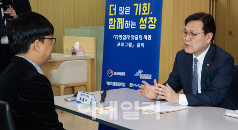 최종구 금융위원장이 25일 대구 동구 신서동 신용보증기금 대구 본점 창구에서 자영업자와 상담하고 있다. (사진=금융위원회)