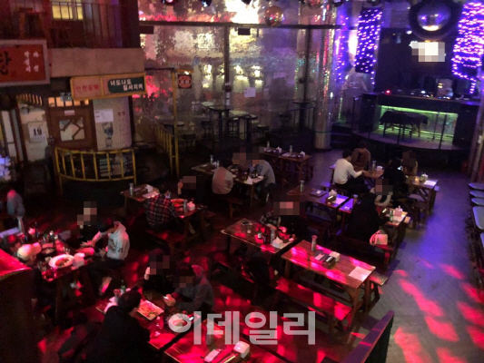 지난 23일 늦은 저녁 서울 마포구 홍대입구 일대에 위치한 YG 소유의 감성 주점 삼거리 별밤 내부. 테이블 곳곳이 공석이다. (사진=김정은 인턴기자)