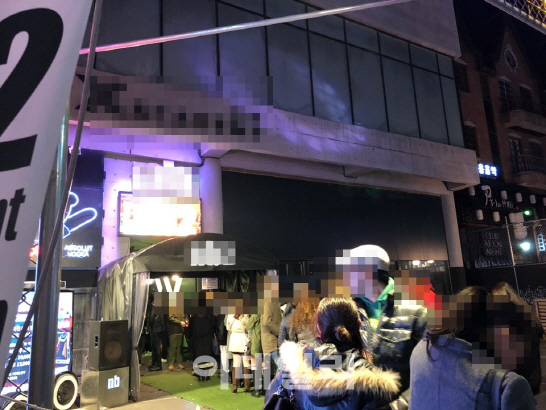 지난 23일 홍대입구 일대 클럽 nb 앞에서 사람들이 줄을 서서 입장을 기다리고 있다. 기존까지 홍대입구 일대 클럽 중 가장 높은 매출을 자랑했지만 이날 nb 앞을 기다리는 줄은 다른 클럽들 앞에 선 줄에 비해 현저히 짧았다. 이마저도 대부분의 고객이 외국인 혹은 남성이었다. (사진=김정은 인턴기자)