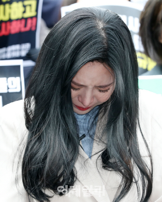 윤지오가 15일 오전 서울 종로구 세종문화회관에서 열린 ‘검찰 과거사위, 김학의 전 법무부 차관 등에 의한 성폭력 사건 및 고 장자연 씨 사건 진상규명 촉구 기자회견’에서 발언을 마친 뒤, 눈물을 보이고 있다. (사진=이데일리 DB)