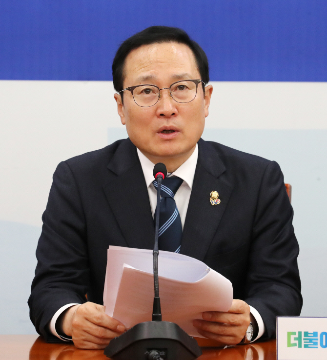 홍영표 더불어민주당 원내대표가 28일 오전 국회에서 열린 정책조정회의에서 발언하고 있다.(사진 = 연합뉴스)
