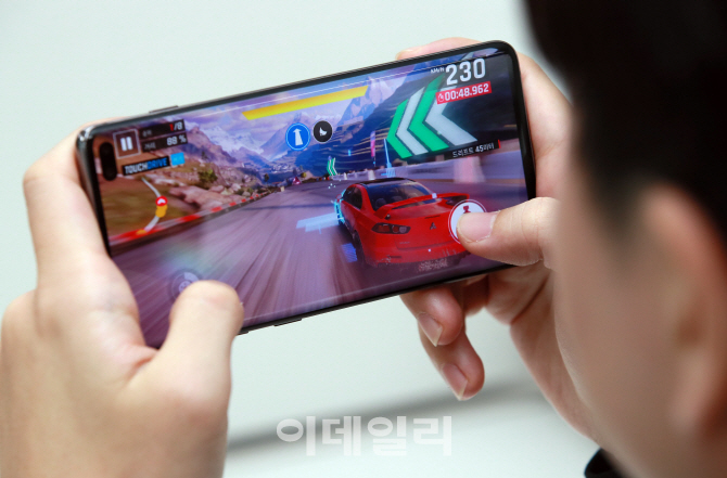 기자가 삼성전자 갤럭시 S10+로 모바일 레이싱 게임 ‘아스팔트9: 레전드’를 체험하고 있다. 사진=노진환 기자