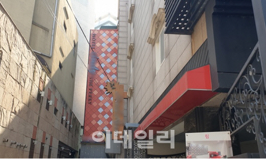지난 26일 서울 서대문구 창천동에 위치한 모텔촌. 이곳에 위치한 한 모텔 지배인은 ‘몰래카메라’ 대책을 문의하자 “자체적인 탐지기로 검사한다”고 말했다.(사진=김호준 기자)
