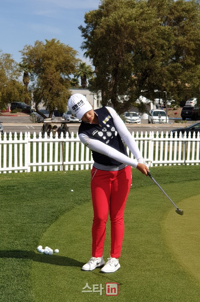 이정은이 6일(한국시간) 미국 캘리포니아주 란초미라지 미션힐스 컨트리클럽에서 열린 LPGA 투어 ANA 인스퍼레이션 2라운드를 끝낸 뒤 연습 그린에서 칩샷을 하고 있다. (사진=주영로 기자)