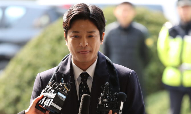 ‘버닝썬 사태’의 발단이 된 김상교씨가 지난 3월 19일 명예훼손 사건의 피고소인 신분으로 서울 종로구 서울지방경찰청에 출석하고 있다. 사진=연합뉴스