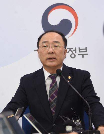 홍남기 경제부총리 겸 기획재정부 장관이 10일 기재부 세종청사 기자실에서 열린 간담회에서 이야기하고 있다. 기재부 제공