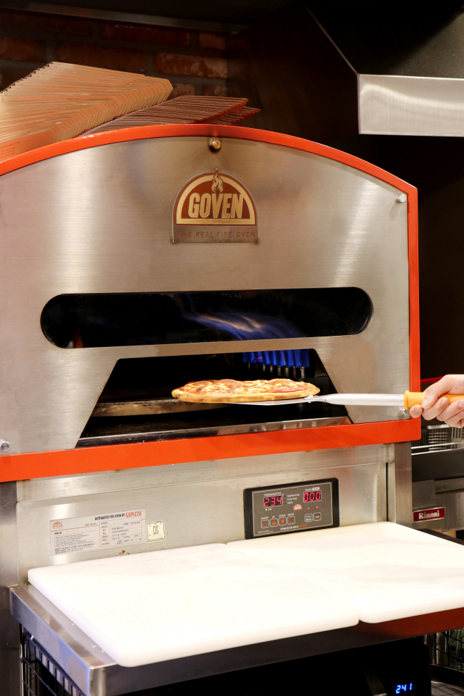 고븐에서 피자를 꺼내는 모습. (사진=고피자)