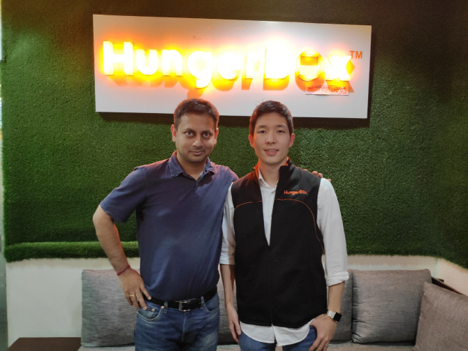 임재원(왼쪽) 대표가 인도 현지 파트너 직원과 기념 촬영을 하고 있다. (사진=고피자)