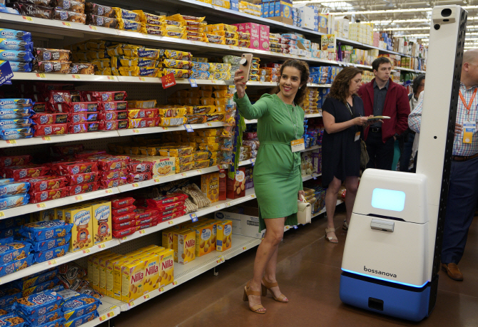 지난 2018년 5월 월마트 슈퍼센터에서 월마트가 새로 도입하는 로봇 보사노바를 선보이고 있다.[사진=AFP 제공]