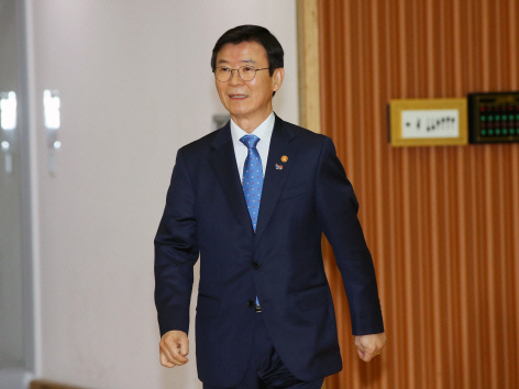 문성혁 해양수산부 장관은 지난 3일 오후 정부세종청사에서 열린 취임식에서 “안전에 대해서는 때로는 과하다고 생각할 정도로 적극적으로 대응해야 한다”며 “저부터 발로 뛰겠다”고 약속했다.[연합뉴스 제공]