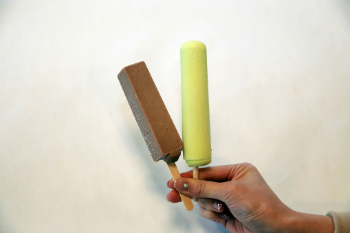 빙그레가 지난 1일 선보인 네모난 비비빅(왼쪽)과 동그란 메로나.(사진=빙그레)