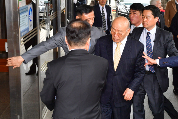 전두환씨가 5·18 민주화운동 관련 피고인으로 지난 3월 11일 광주지법에 들어서고 있다. 전씨는 2017년 4월 출간한 회고록에서 5·18 당시 헬기사격을 목격했다고 증언한 고(故) 조비오 신부를 ‘성직자라는 말이 무색한 파렴치한 거짓말쟁이’라고 비난하는 등 명예를 훼손한 혐의로 기소됐다. (사진=연합뉴스)