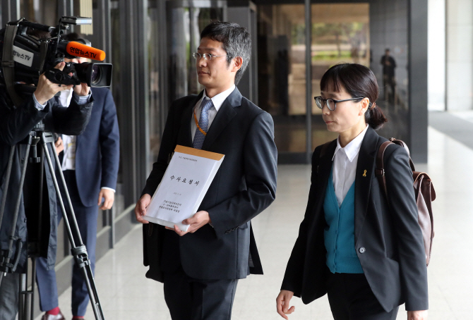 24일 사회적참사 특별조사위원회 김진이 과장 등이 세월호 CCTV 증거자료 조작 수사요청서를 검찰에 전달하기 위해 서울 서초구 중앙지검으로 들어서고 있다. (사진= 연합뉴스)