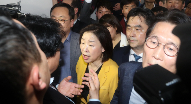 여야가 선거제 개편안과 사법제도 개혁안의 패스트트랙 지정을 놓고 정면으로 충돌하고 있는 25일 오후 서울 여의도 국회 본청 행정안전위원회 회의실 앞에서 심상정 정치개혁특별위원장과 더불어민주당 김종민 간사가 자유한국당 장제원 간사와 설전을 벌이고 있다. (사진=뉴시스)