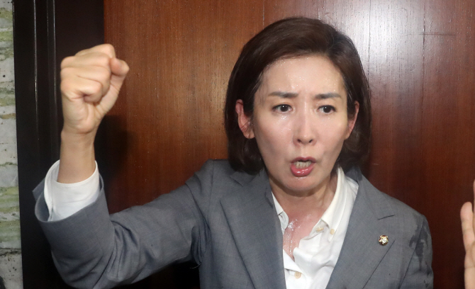 자유한국당 나경원 원내대표가 25일 오후 서울 영등포 여의도 국회 의안과 앞에서 패스트트랙 법안 제출을 위해 막기 위해 당원들과 함께 구호를 외치고 있다. (사진=뉴시스)